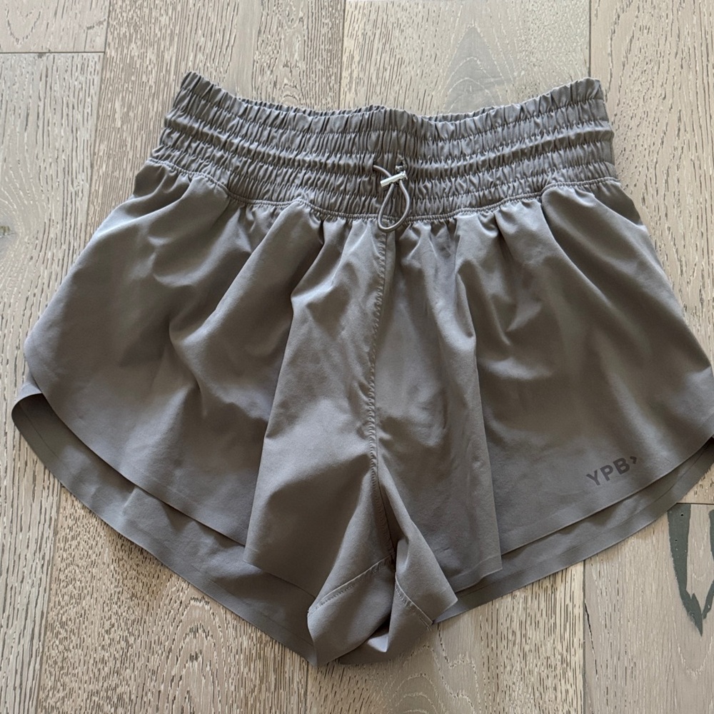 Abercrombie YPB motionTEK High Rise Lined Short Small Oat in Great Condition